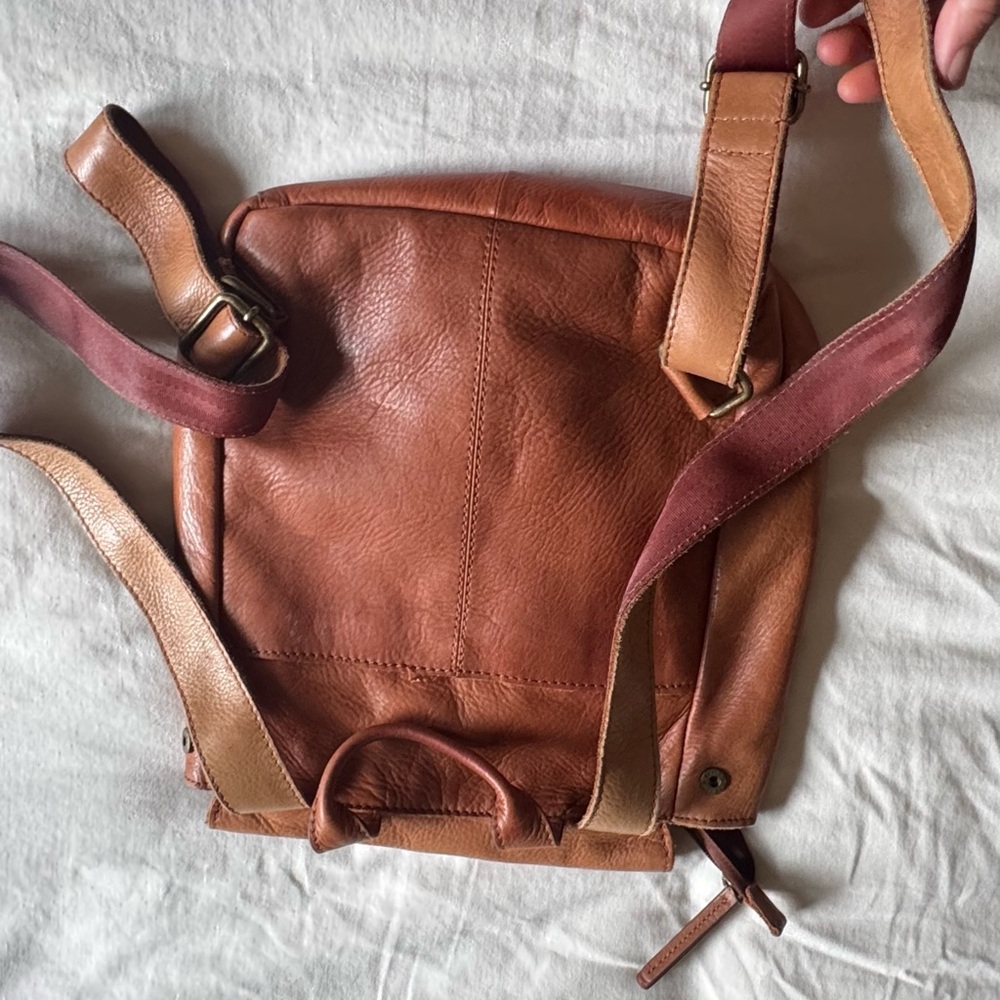 Elegant Tan Leather Men's Backpack - Picture 5 of 6